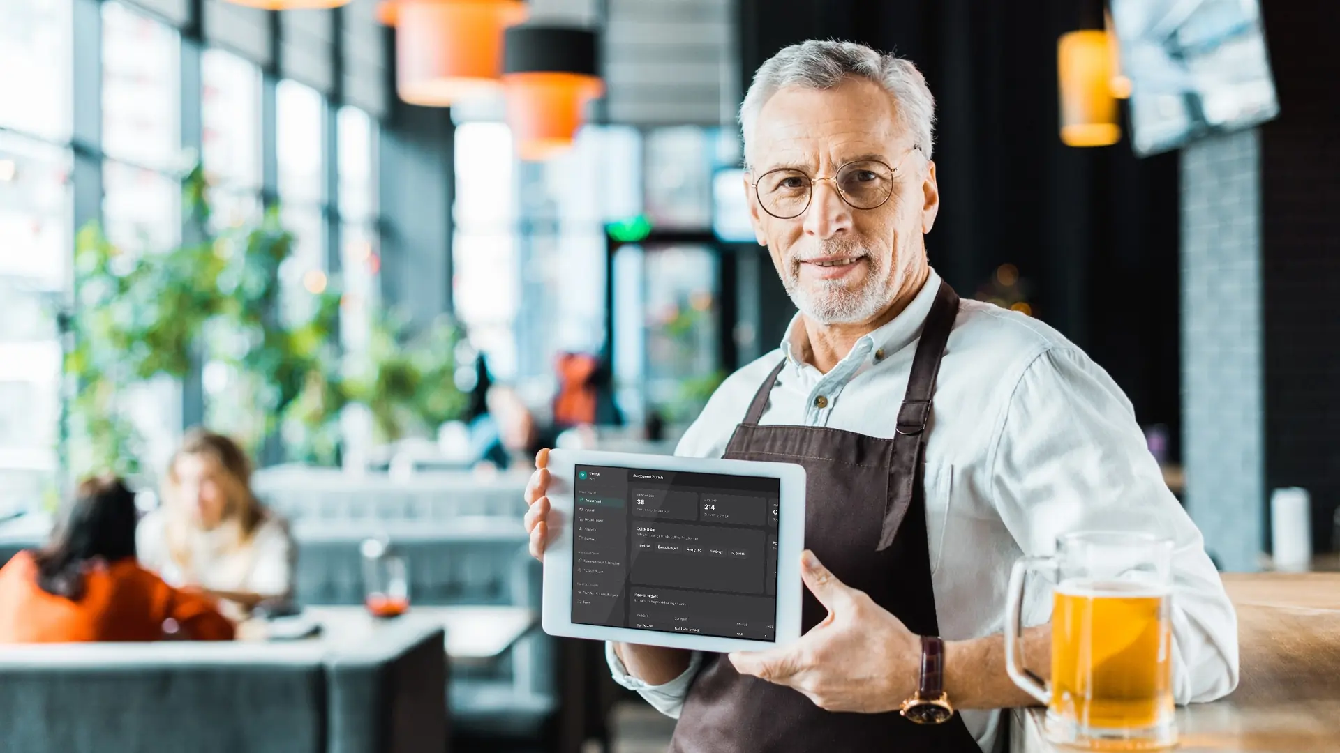 Gastgeber zeigt das Vinora-Portal auf dem Tablet