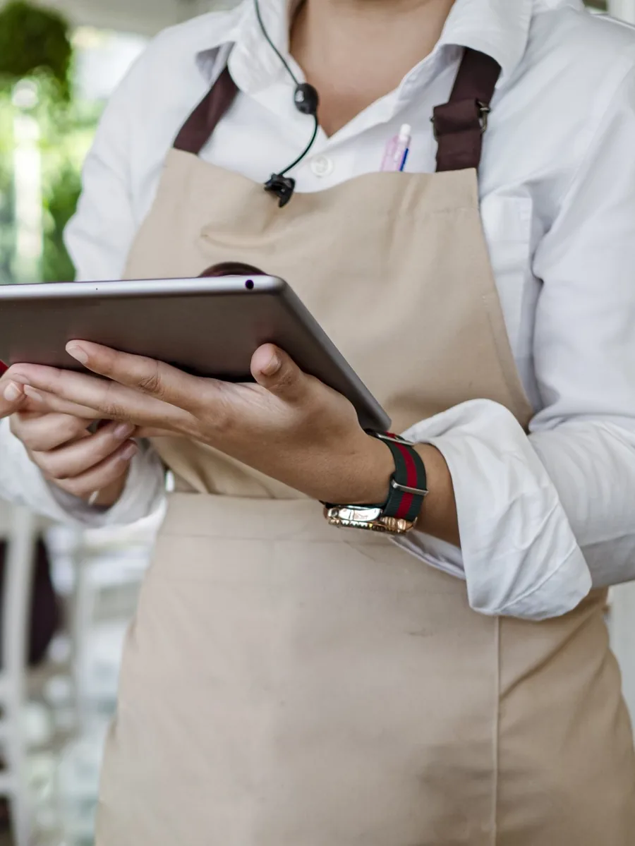 Servicemitarbeiterin nimmt mit dem Tablet eine Bestellung auf